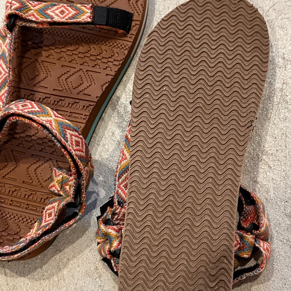 Women’s Muk Luk Sport Pink Aztec Print Sandals Sz 10 NWOB - Picture 2 of 3